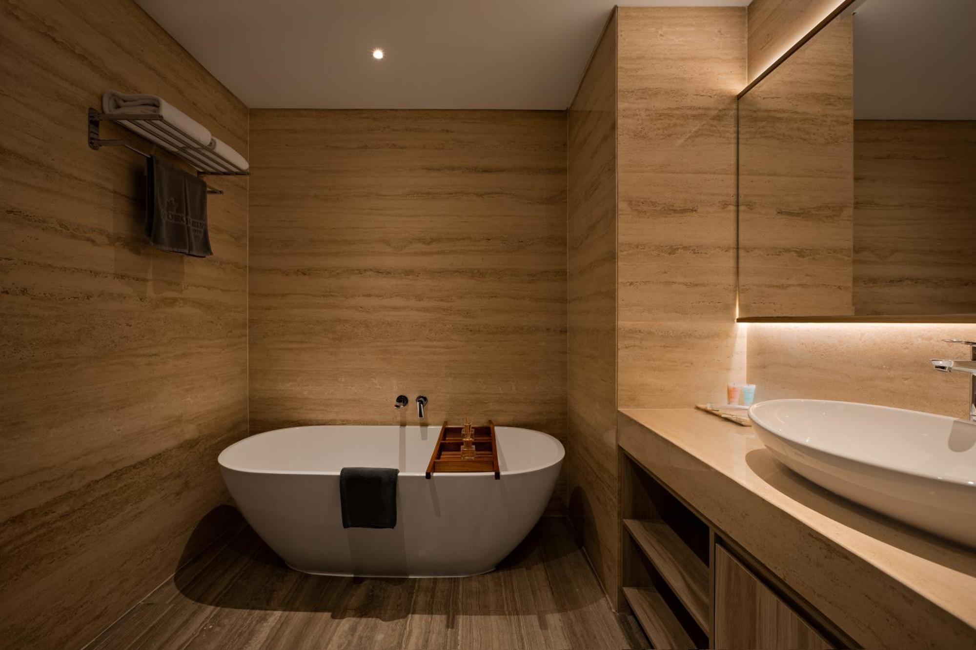 Executive Suite,1598969873:JPEG